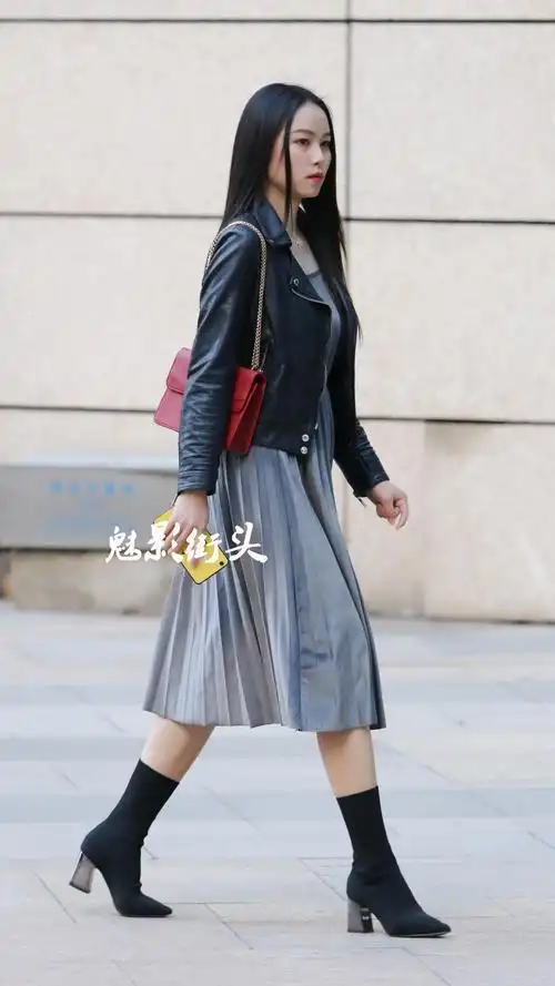 街拍:黑色皮衣搭灰色百褶裙,脚踩黑色短靴,侧颜依旧美感十足