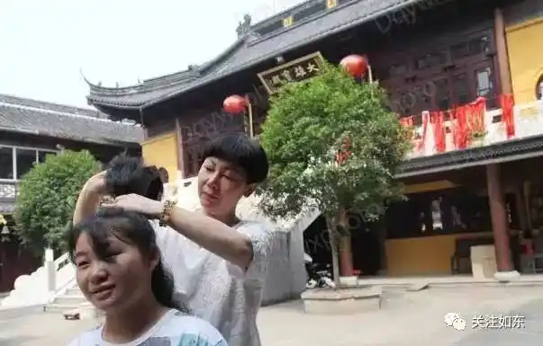 剃度前三天,居士为唐玉凤梳理满头的秀发△徹悟法师教导唐玉凤徹悟