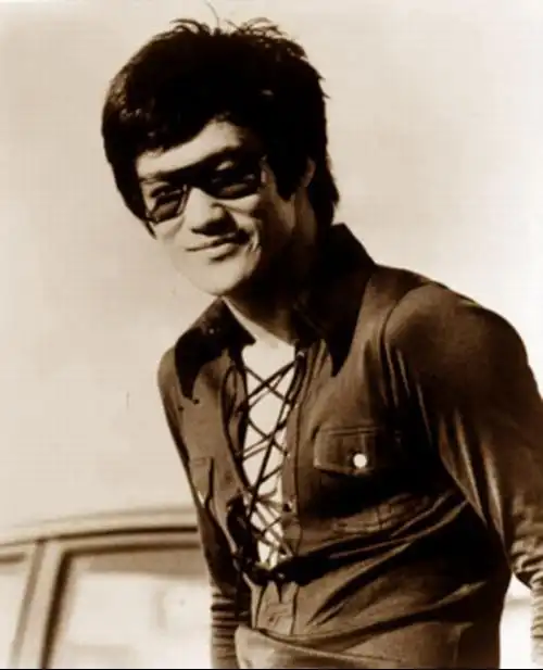 听说有五位泰拳高手想来挑战我国少林寺,要是李小龙还