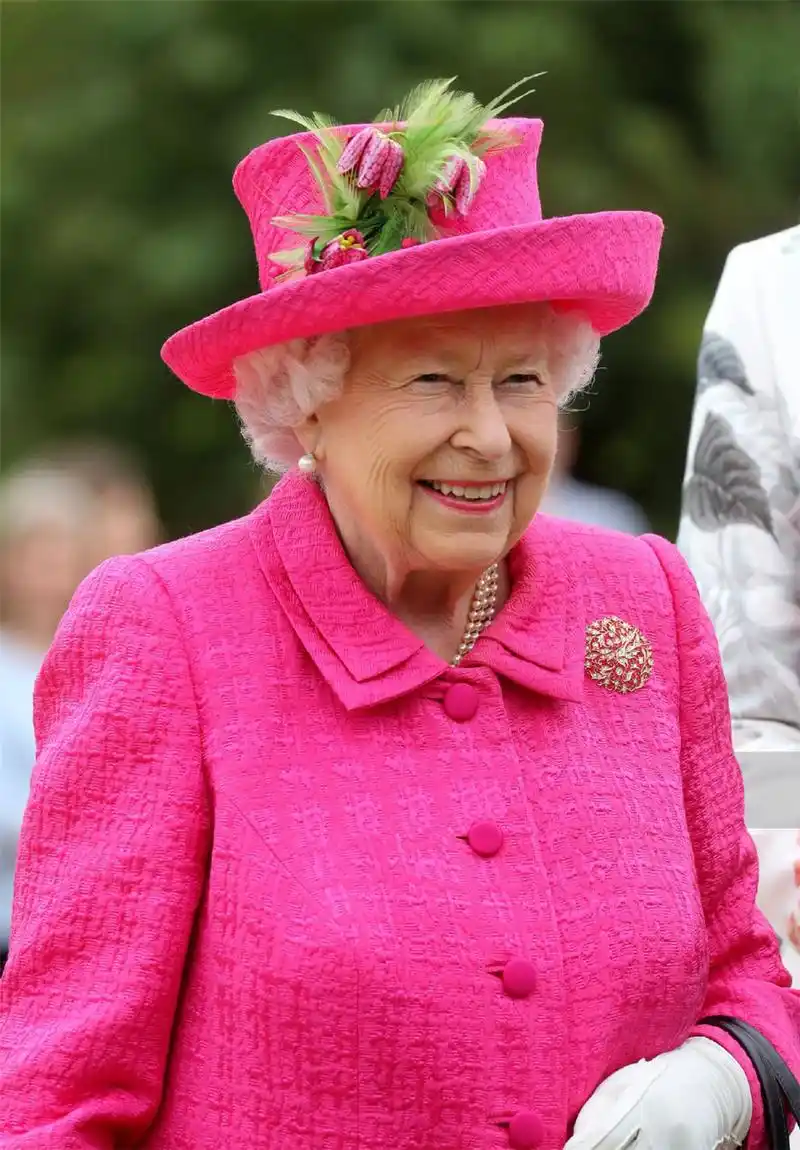 93岁英国女王不服老,芭比粉口红搭配鲜艳长外套,比年轻人敢穿