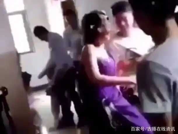 伴娘的裙子被撕烂,手伸进新娘婚纱里找花生,如此婚闹何时休?