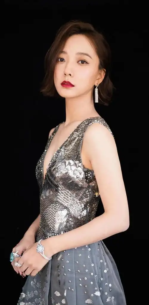 干练时尚的王珞丹,美艳动人,温婉秀丽的写真照!__财经头条