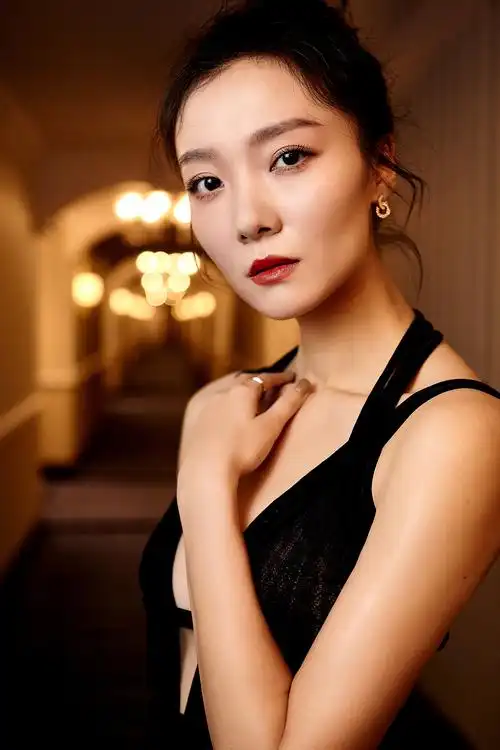 齐溪亮相亚洲电影节 为张艾嘉颁布"终身成就奖" 向前辈致敬