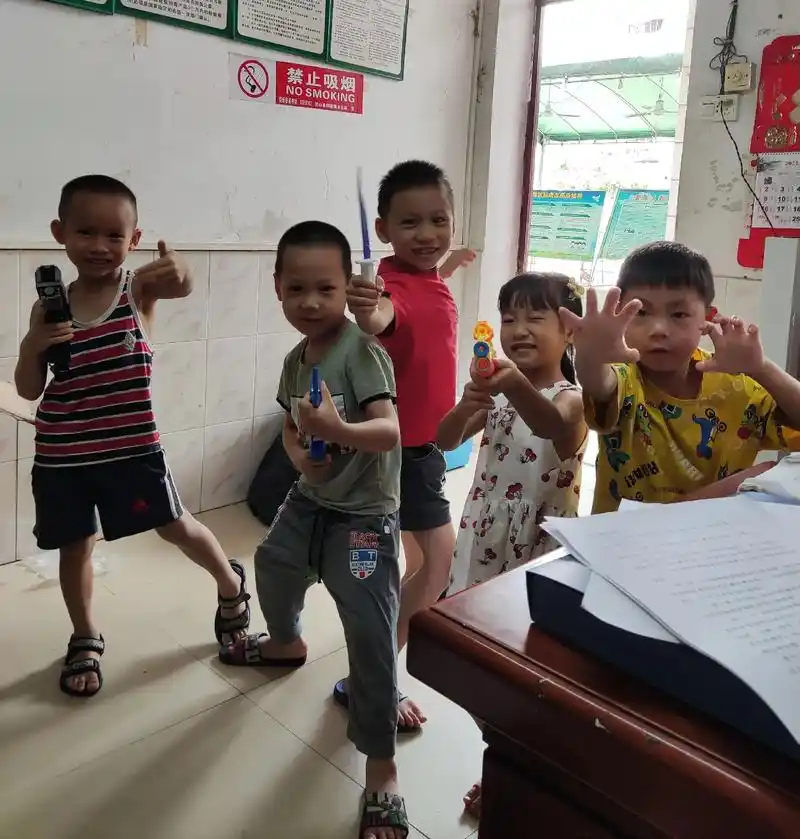 这帮熊孩子天天一起打闹吵得不要不要得