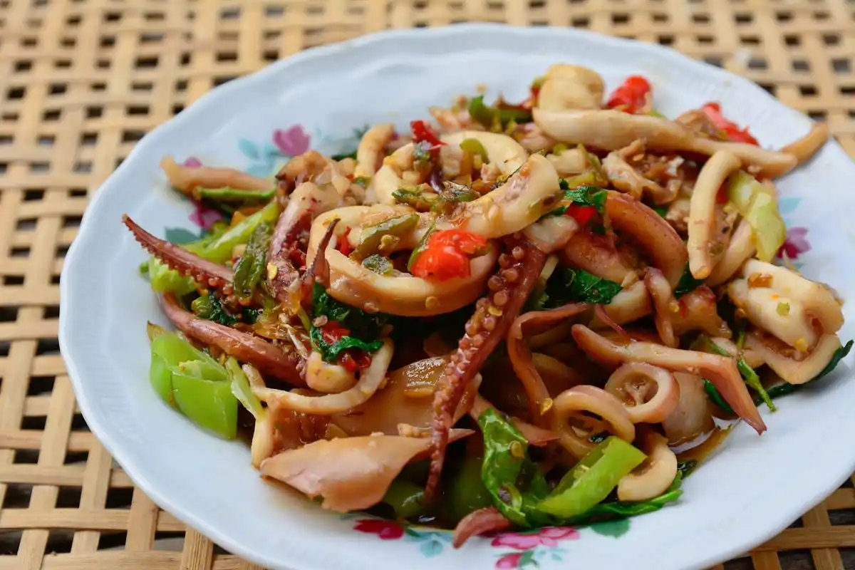 爆炒鱿鱼丝是一道美味的家常菜,以鱿鱼丝,青椒,红椒和洋葱等为主要