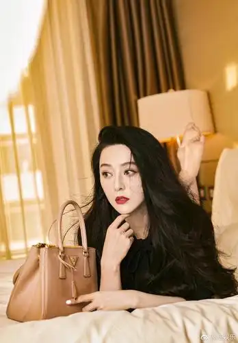 40岁范冰冰美到法国大使馆穿小黑裙出席晚宴不复出待遇高真给自