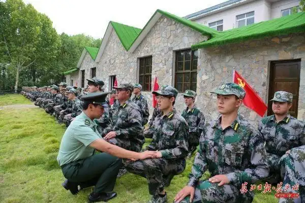 武汉一高校军训成朋友圈的"爆款",来看看是什么吸睛