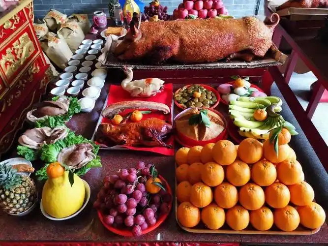 供品为金猪(烤猪),大盆菜,全鸡,烤鸭,鱼,米饭,酒,水果,自制糕点,香烛