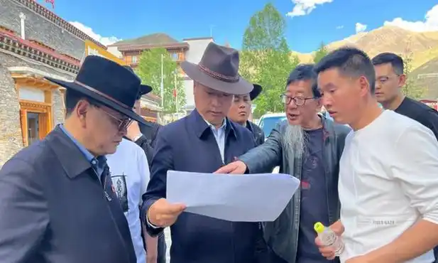 玉树市委副书记市长扎西旺加一行实地检查指导康巴风情街提升改造及