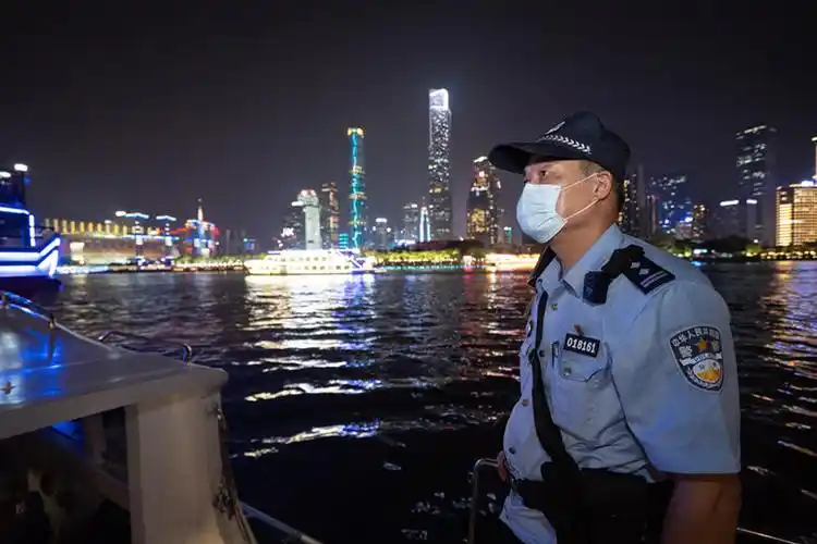 开着快艇在珠江水面巡逻带你感受广州水警的中秋安保工作