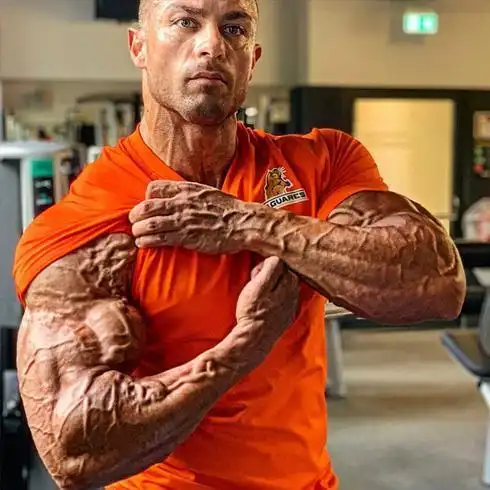 18年的改变,从弱鸡到巨兽,青筋暴起的肌肉,极具视觉冲击