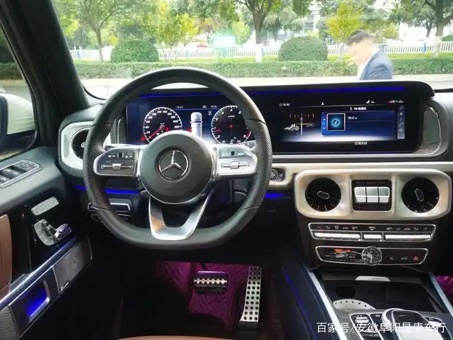 另一个非常大的变化是奔驰大g的中控,非常有科技感,仪表盘与多媒体屏