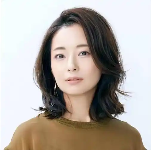 女人到了四十岁,选对发型比长得漂亮更新的,短发和锁骨发最洋气_刘海