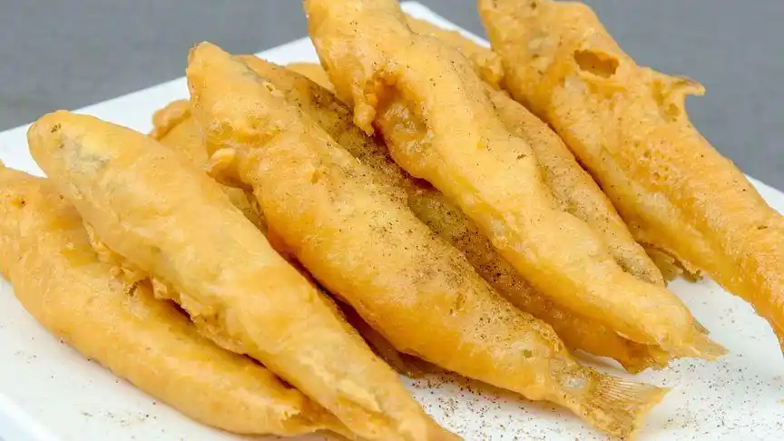 干炸小银鱼有技巧,下锅前先做这一步,个个外酥里嫩,焦香美味