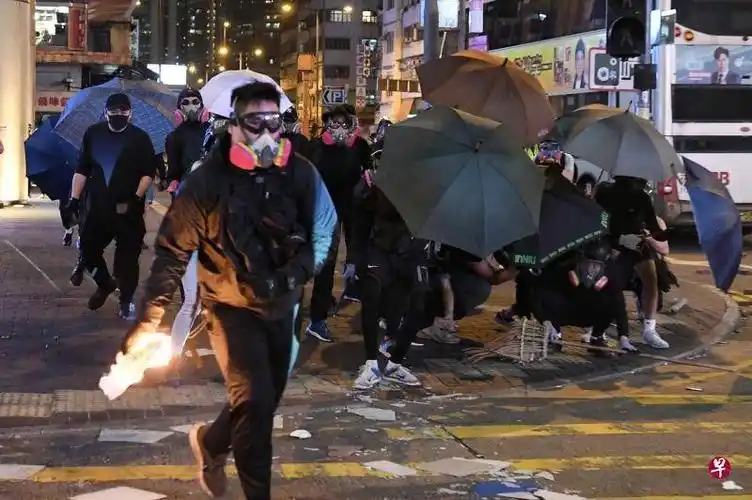 耶稣2019年11月11日 首先看香港民众,他们中大多