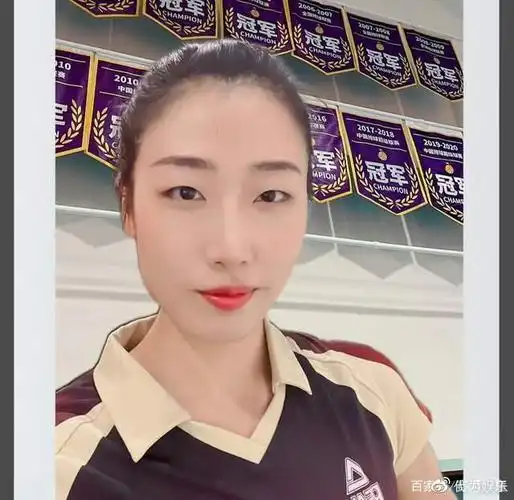 双重官宣刘晏含晒出与天津女排冠军旗合照袁心玥却迟迟没动静
