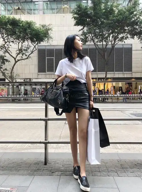 热销臀皮裙_unique jx/设计感_不规则个性半身包臀显腿长皮裙41306