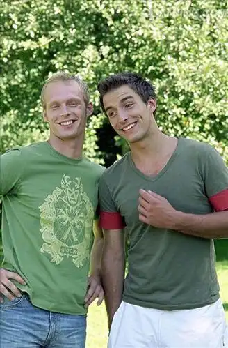 两只年轻的雄性户外