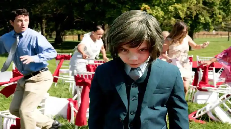 《异虫咒》,男子误开地下封印,妖虫通过人体传播繁殖,差点毁灭小镇