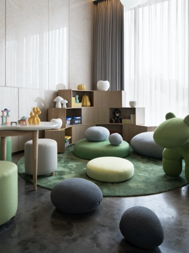 儿童区为了消弭掉空间结构本身的单调,设计师运用色彩鲜艳度较高的