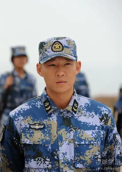 火蓝刀锋将登央视白微变身魔鬼教官