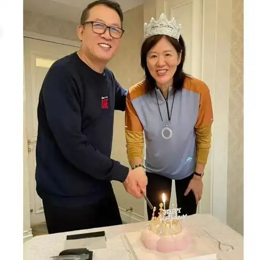 郎平和丈夫王育成同框照比郎平大九岁71岁气质出众精神矍铄