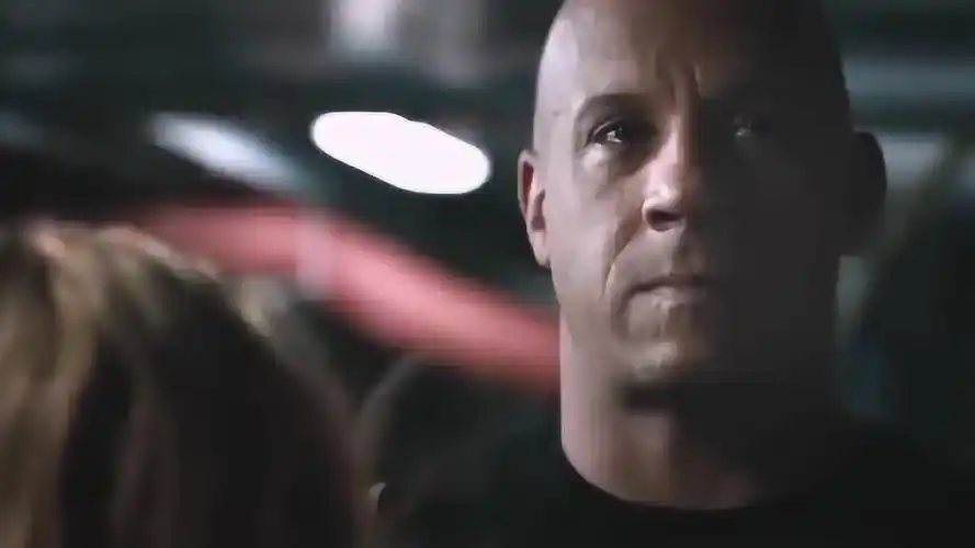 速度与激情8塞弗不怀好意递给多姆一把枪要他自己看着办