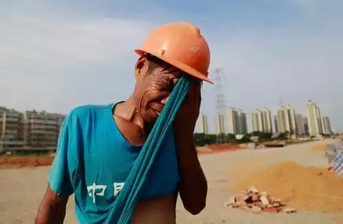 夏日里的工地坚守者 用汗水浇灌出城市的日新月异
