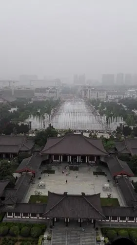 从大雁塔上俯瞰大雁塔广场,又看到了喷泉,运气不错哦