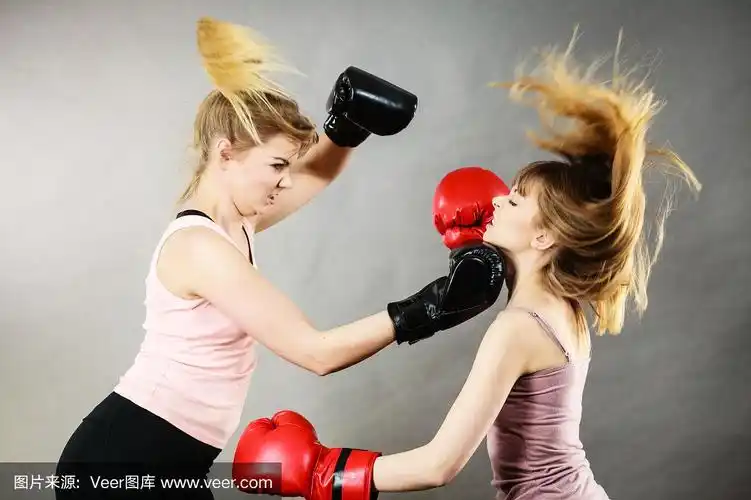 两个好斗的女人正在打拳击