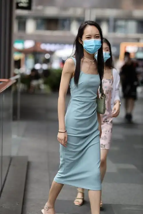 过膝长裙很特别,近看远看都很美,夏天搭配很高级