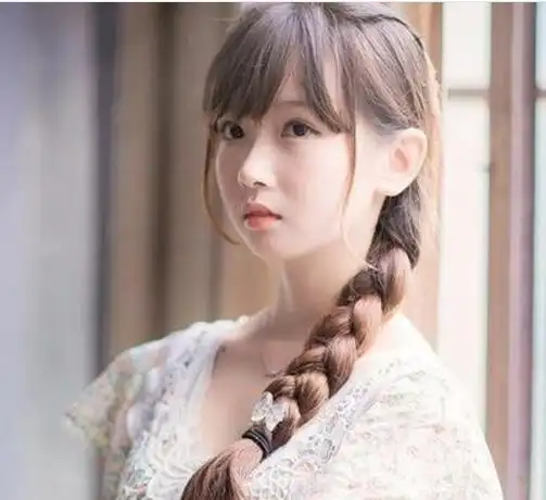 侧编发麻花辫的发型教程