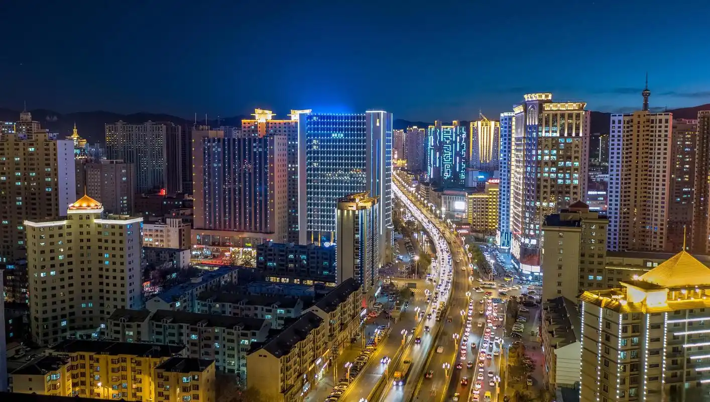 我们这次将踏上西海之滨的西宁,一座融合藏,回,汉等多元文化的城市,为