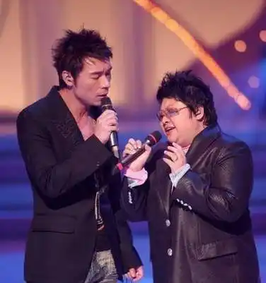 许志安被爆与韩红街头热吻,遭嘲讽"不挑食",两人究竟是何关系_郑秀文