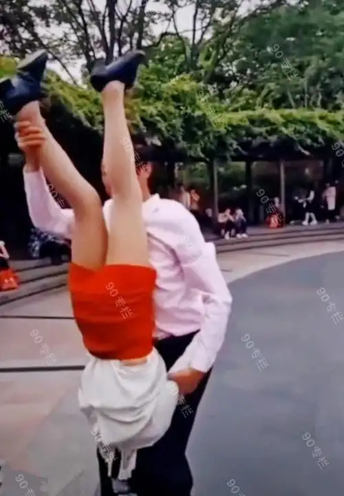 大叔大妈跳广场舞"倒挂夹头",动作惹人争议,网友:不堪直视