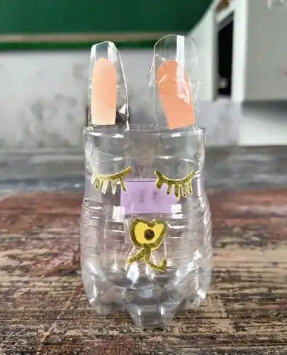 巧手翻飞,创意无限——德感小学二一班环保手工秀