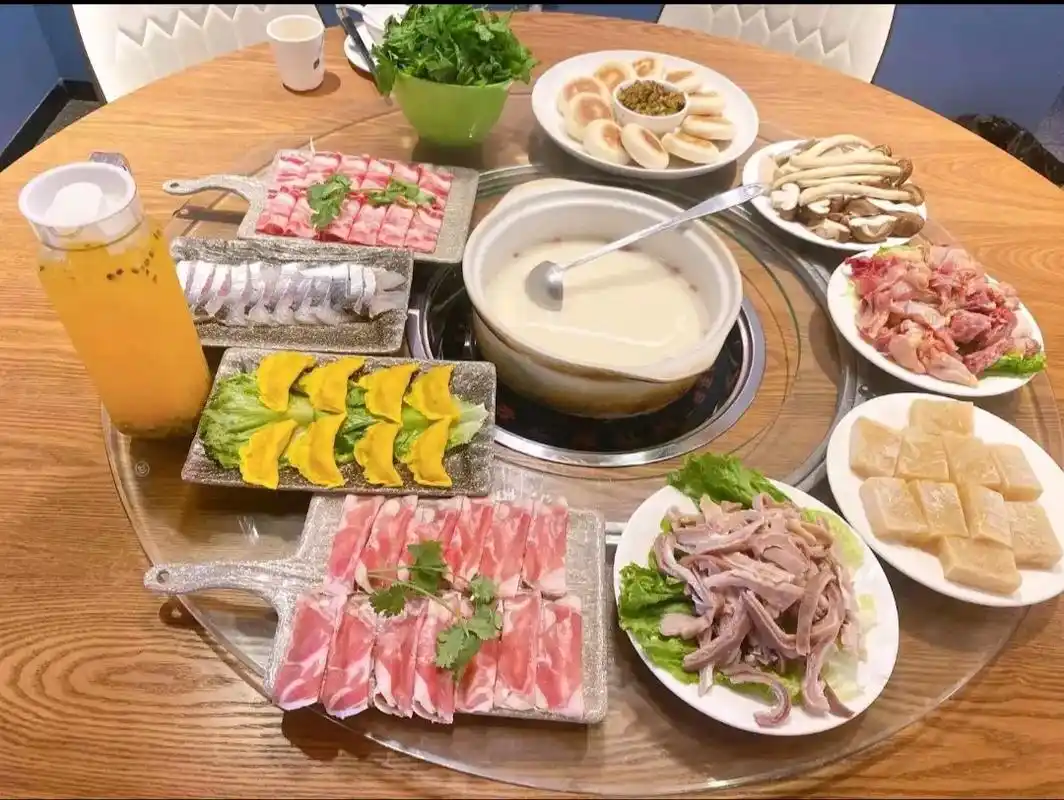 河池金城江李记猪肚鸡,猪肚鸡都有主题餐厅,三碗 - 抖音