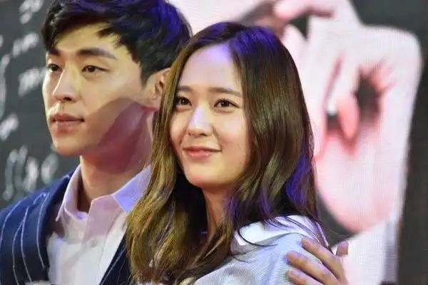 邓伦郑秀晶毕业季剧照大曝光 两人剧中搭档上演中韩跨国