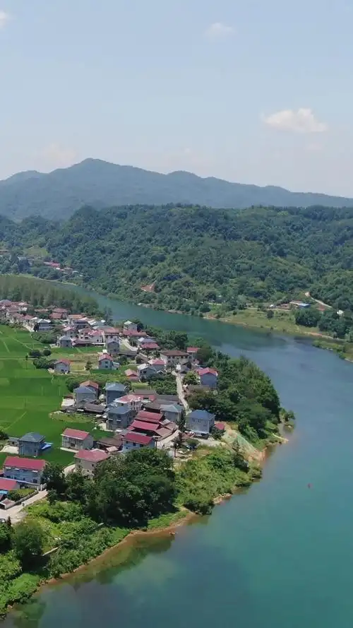 航拍大自然沿河小村庄天地万物