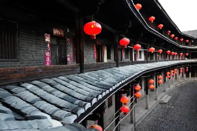 梅州大埔的客家围龙屋一直是客家建筑文化风格的代表,不止在梅州客家