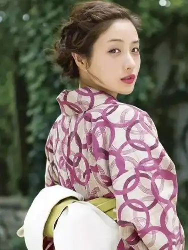 里,妆发服装都超级好看,虽然这部剧扑街了,但是还好有石原里美的颜值