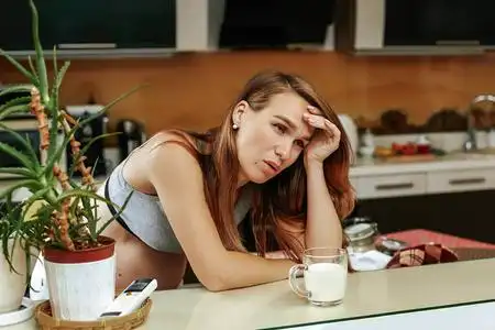 年轻疲惫的妈妈.分娩前等待.疲劳.照片