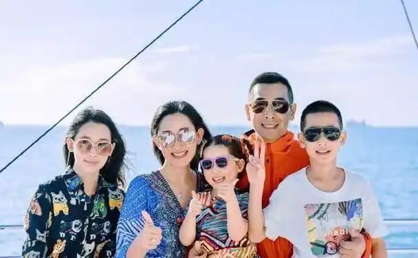 赵文卓全家为保姆庆生,送宝石项链出手阔绰,13年管家如亲人_孩子_一家