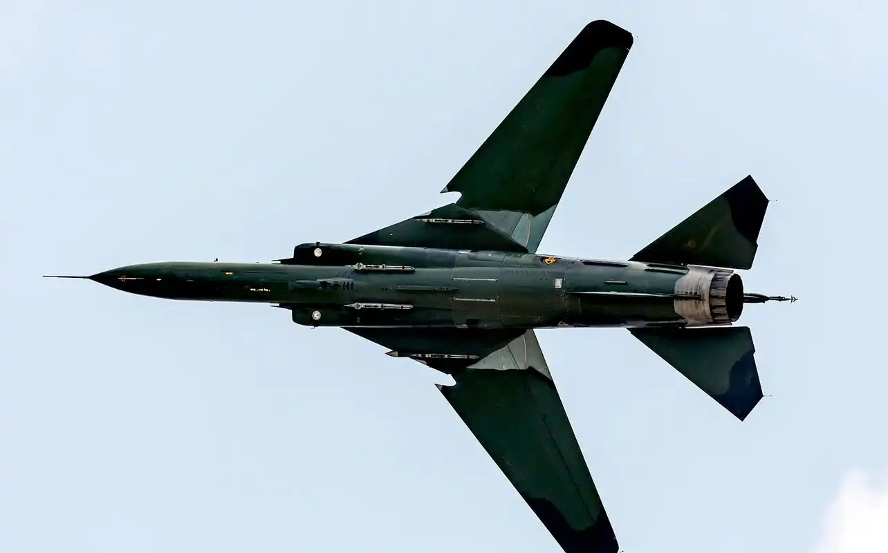 战机欣赏:奥什科什航展上的米格-23ub战斗机