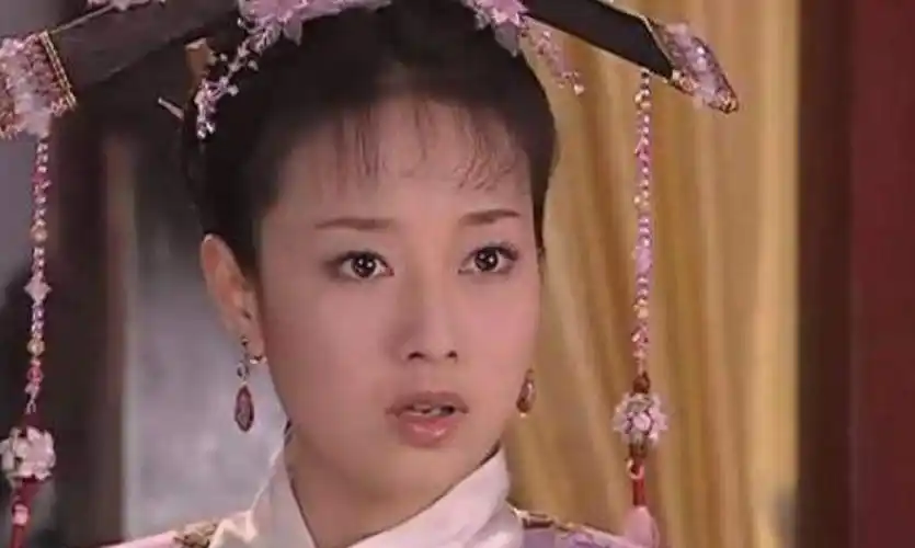 还珠格格第三部中,紫薇跟知画更亲近,她与小燕子是塑料姐妹吗?