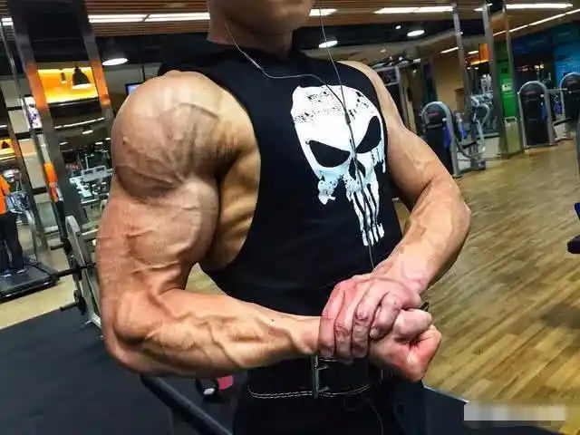 身高170,体重70kg,体脂15%的男生算肌肉男吗 别人看到他会害怕