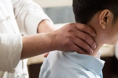 中医理疗保健:肩颈是毒素最容易堆积的地方,是致病的关键!!!_颈椎