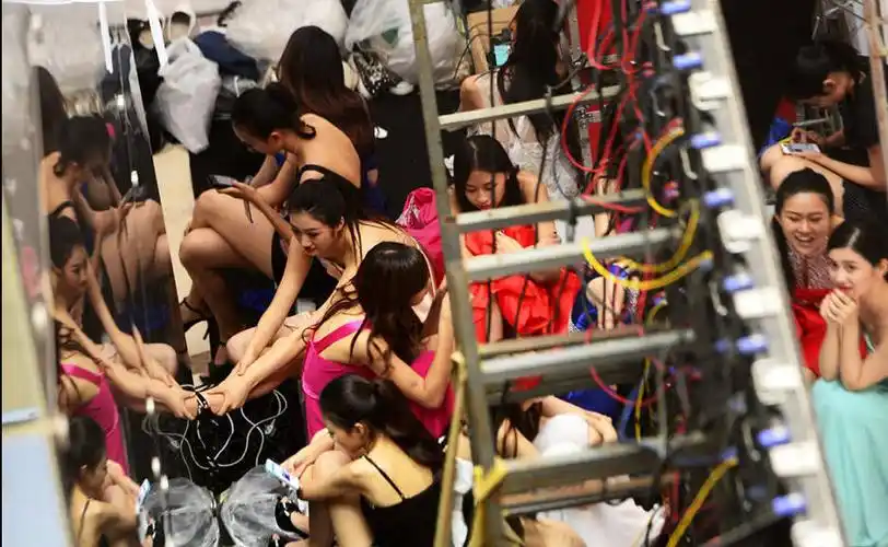 济南学生参加选美比赛 穿比基尼露乳秀性感