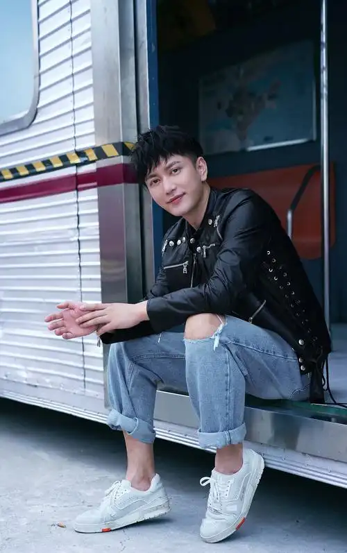 王仁君春日写真曝光 牛仔配皮衣cool感十足