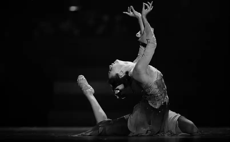 这个舞蹈动作叫什么名字?